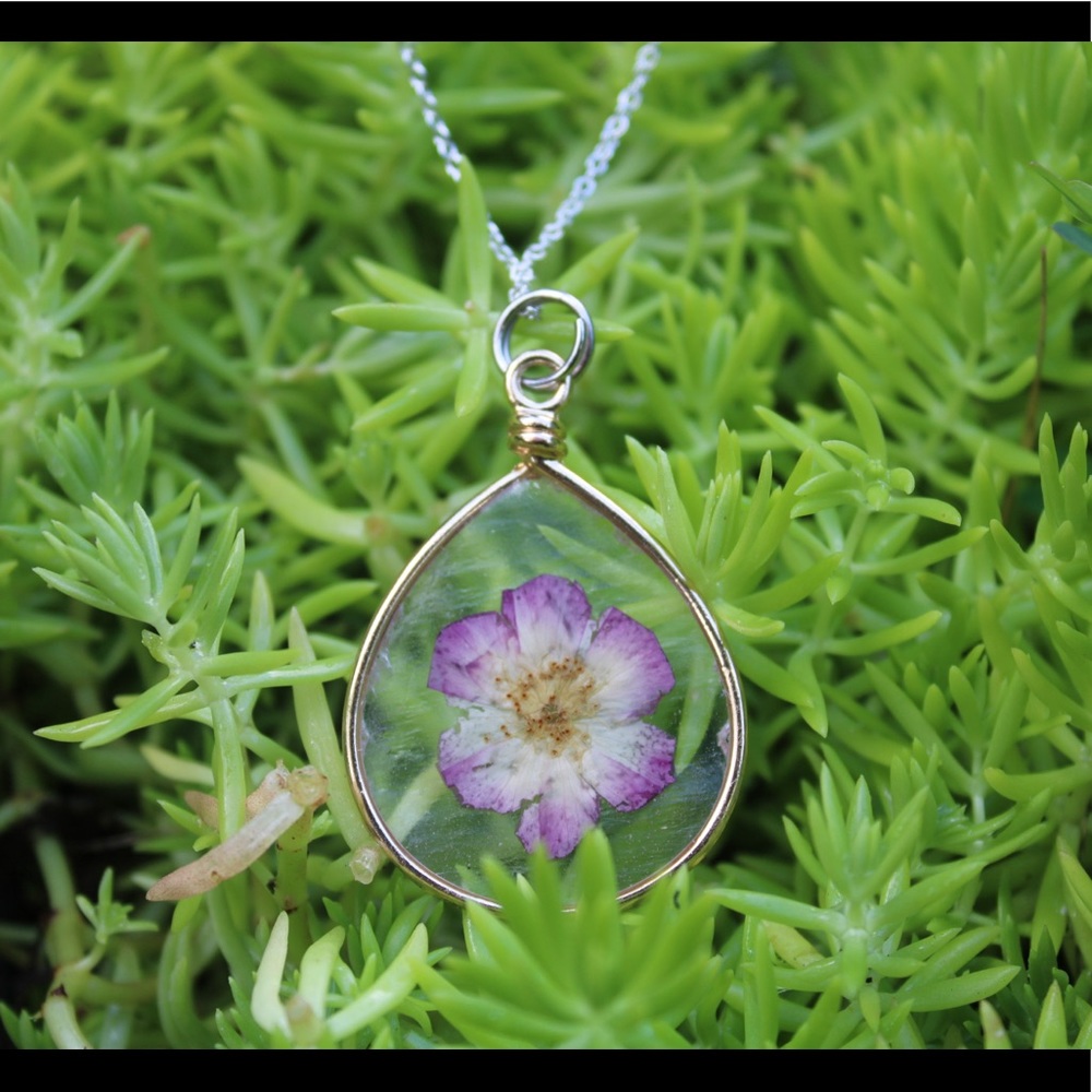 Purple flower pendant necklace